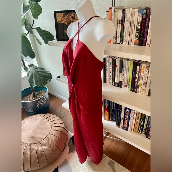 Elegant Red Satin Dress - Picture 5 of 6